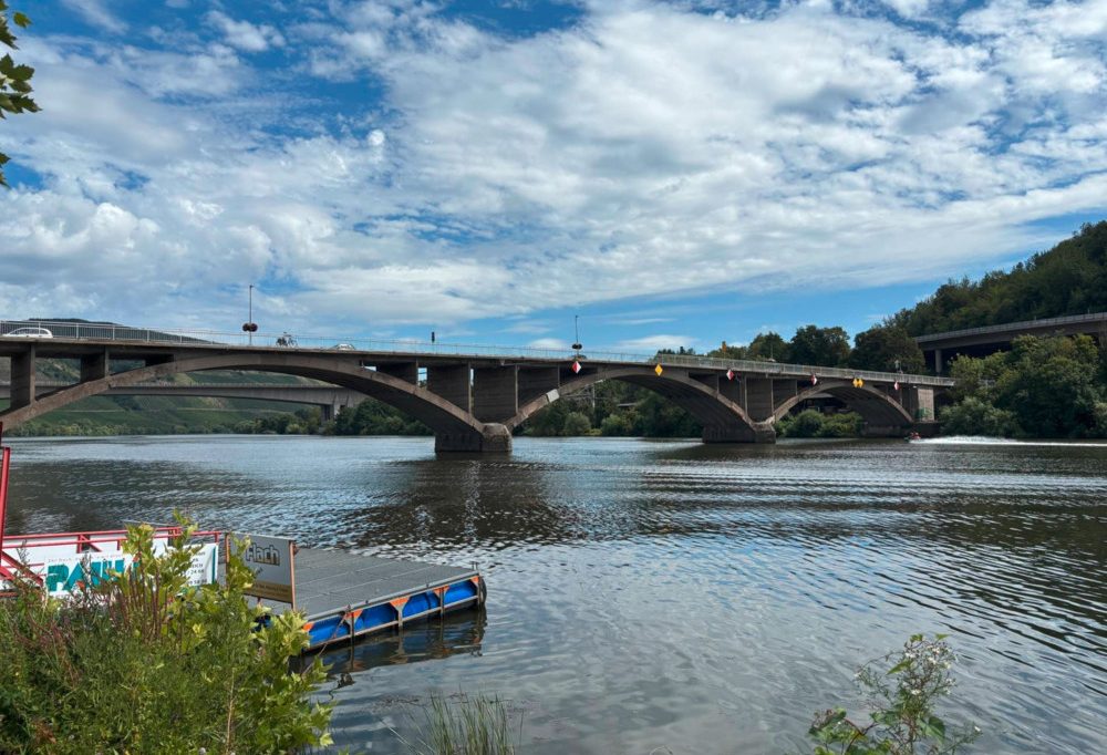 Mysteriöser Schiffsunfall  / Warum der Kapitän die Kollision mit den Moselbrücken bei Trier bemerkt haben muss