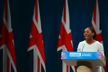 Großbritannien / Tory-Chefin Badenoch verspricht Steuersenkungen und die Abschiebung von Illegalen