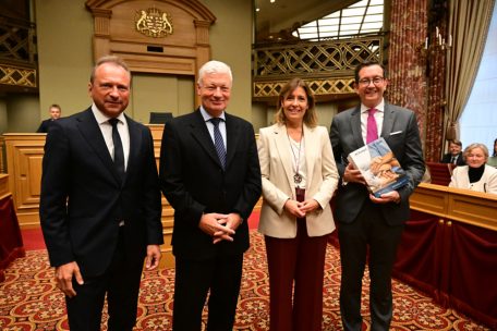 Offizielle Übergabe (v.l.): Finanzminister Gilles Roth, Chamber-Präsident Claude Wiseler, die Präsidentin der Finanzkommission Diane Adehm und der Berichterstatter Maurice Bauer mit dem Budget 2026