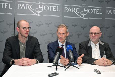Der „neue“ Vorstand der AMMD, der seit Januar im Amt ist (v.l.): Generalsekretär Sébastien Diederich, Präsident Chris Roller und Vizepräsident Carlo Ahlborn am Mittwoch auf der Pressekonferenz im Parc Hotel Alvisse in Dommeldingen