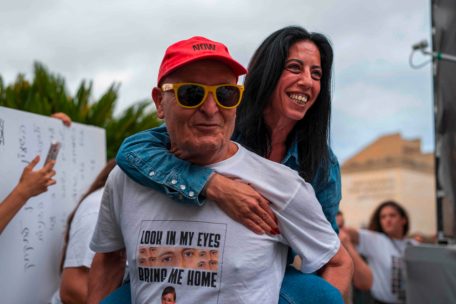 Einav Zanzauker, die Mutter des Geisels Matan Zanzauker, reagiertauf dem Hostage Square in Tel Aviv auf die von US-Pr&auml;sident Donald Trump verk&uuml;ndete Geiselvereinbarung