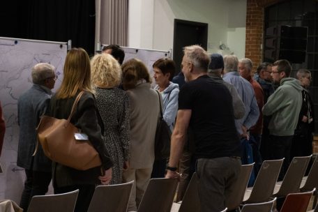 Nach der Präsentation gab Bürgermeister Jean Weiler (l.) weitere Erklärungen zu den Entwicklungsplänen