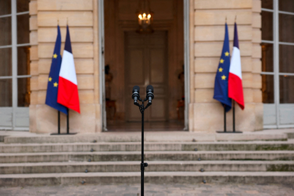 Krise in Frankreich / Land sucht Premier: Macron trifft Parteichefs – Selbstgesetzte Frist endet um 20 Uhr