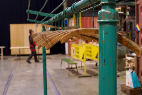 Upcycling: An diesen Bügeln stellt Muriel „Murel“ Wagener ihre Fotos aus