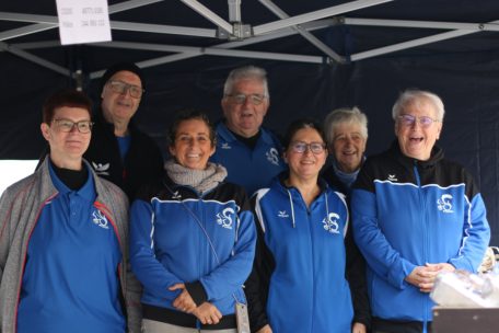 Sonia Steffen (Zweite von links) und die weiteren Mitglieder des Wandervereins „Ourdall Nessknacker Vianden“ haben für dieses Jahr eine blaue Nusscreme entwickelt