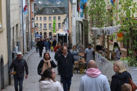 Am frühen Morgen ist in Vianden noch etwas weniger los, ab 10 Uhr füllen sich die Gassen schnell