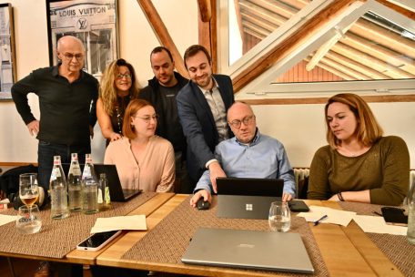 Die Mitglieder des Gemeinderats und der Gemeindesekretär analysieren die Resultate