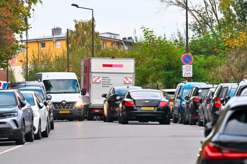 „Fühle mich in unserer Straße nicht sicher“ / Anwohner fordern Tempo 30 im Val Saint-André im Rollingergrund 