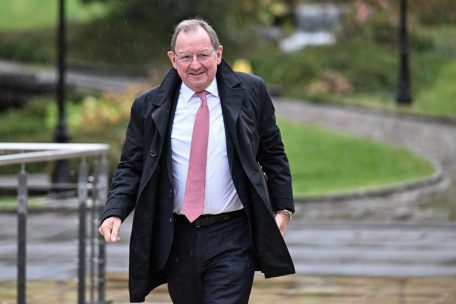 Fernand Etgen im Oktober 2023 auf dem Weg zum Château de Senningen anlässlich der Koalitionsverhandlungen zwischen CSV und DP