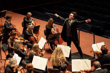 Alain spannt den Bogen / Wie das OCL in die Saison startete und die Pianistin Beate Szalwinska Tango am Klavier spielt