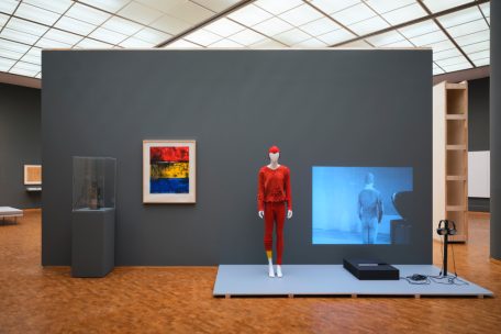 Installationsansicht im Museum Ludwig in Köln: Rauschenberg vereinte seine „passion for fashion“ seiner Kunst