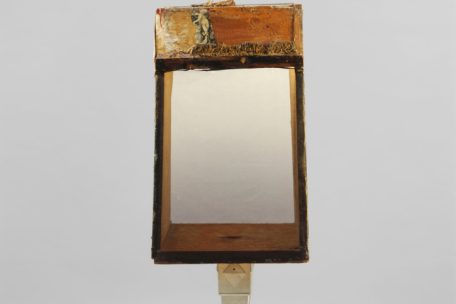 „Odalisque“ (1955-58) ist ein Werk aus Holz, Stoff, Draht, Papier, Metall – und Gras