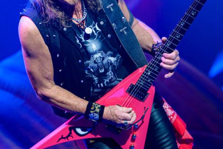 Kai Hansen mit seinem Signature-Modell der Flying-V-Gitarre beim Konzert vor drei Jahren in der Rockhal