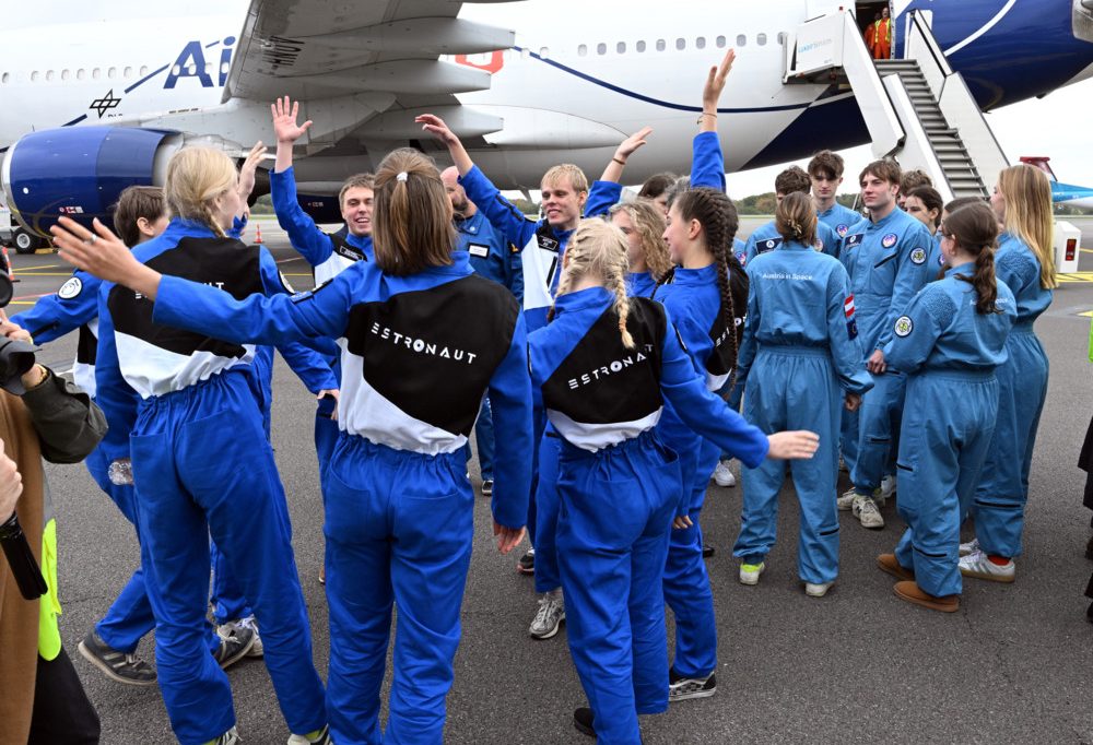 Astronaut für einen Tag / Völlig losgelöst: Schülerinnen und Schüler schweben schwerelos im Parabelflug