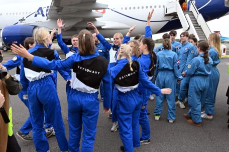 Astronaut für einen Tag / Völlig losgelöst: Schülerinnen und Schüler schweben schwerelos im Parabelflug