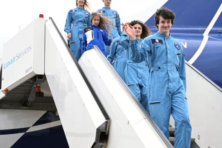 Schüler steigen aus dem Parabelflugzeug A310 und werden von Premierminister Luc Frieden (CSV) empfangen