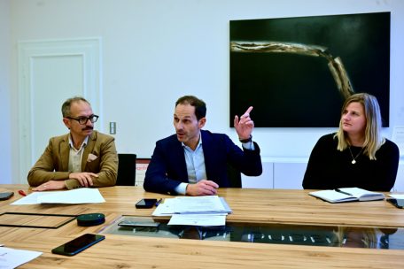 Gemeinde mit Kunstanspruch (v.l.): Kulturschöffe Loris Spina, Bürgermeister Dan Biancalana und Marlène Kreins, Mitarbeiterin des „Service culturel“