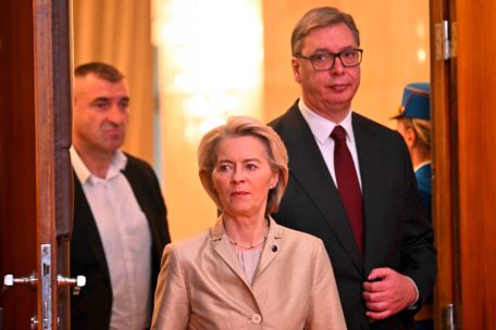 Serbien / Belgrad purzelt beim Schlingerkurs zwischen Ost und West zunehmend zwischen alle Stühle