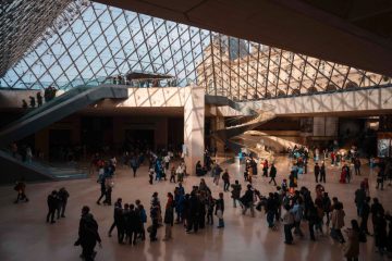 Frankreich / Räuber überfallen Louvre-Museum in Paris
