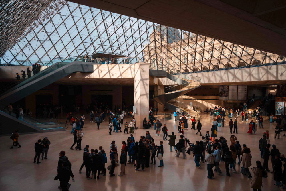 Frankreich / Räuber überfallen Louvre-Museum in Paris