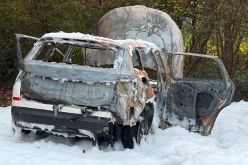 Sonntagmorgen / Fünf Autos sind am Bahnhof Belval-Rédange komplett ausgebrannt