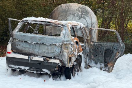 Sonntagmorgen / Fünf Autos sind am Bahnhof Belval-Rédange komplett ausgebrannt