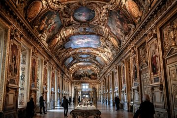 Paris / Räuber überfallen Louvre-Museum – Täter flüchten mit Schmuck von „unschätzbarem Wert“