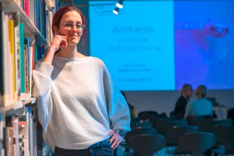 Dr. Nora Schleich ist promovierte Philosophin und widmet sich u.a. der Philosophievermittlung in Luxemburg. Sie beschäftigt sich mit Fragen der Kritischen Theorie, zu Kultur und Gemeinschaft, Gerechtigkeit und Wissenschaftsethik und ist als Direktorin bei der EwB asbl tätig.