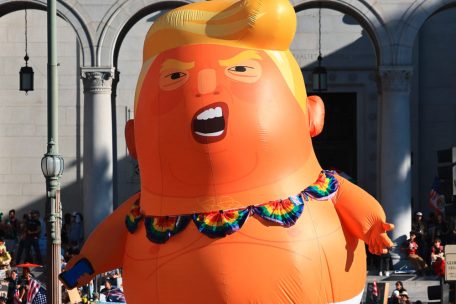 USA / Rund sieben Millionen Demonstranten in 2.700 Städten wollen keinen König