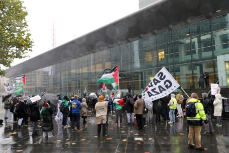 Geld für Israel mit Luxemburgs Hilfe / Demonstranten fordern Sanktionen und protestieren gegen „Israel Bonds“ bei EU-Außenminister-Treffen
