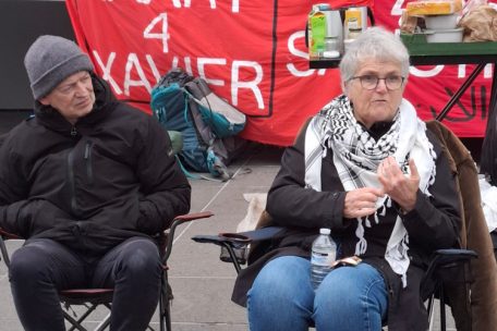 Seán Marmion und Helen Mahony (r.), Koordinatorin der „Ireland-Palestine Solidarity Campaign“ (IPSC)