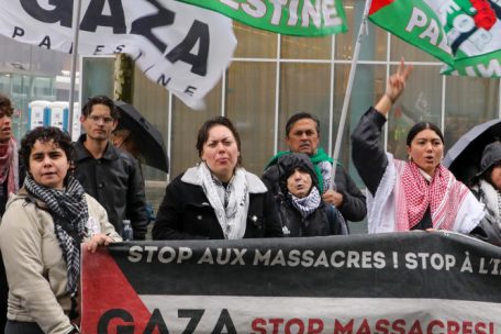 20251020, Luxembourg, kirchberg, Centre de Convention, Place de l'Europe, manifestation en faveur de la palestine, Demo beim europäesche Parlament, d'Ausseminister EU sinn haut um Kierchbierg. Do ass och eng Demo geplangt géint déi Israeli Bonds (israelesch Staatsanleihen, déi Suen fir de Krich sammelen an säit kuerzem iwwer Lëtzebuerg verkaf ginn, nodeems Irland dat net méi maache wollt), Foto: Editpress/Didier Sylvestre