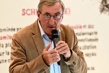 Bürgermeister Jean-Marie Halsdorf (CSV) bei der Diskussion am Montagabend
