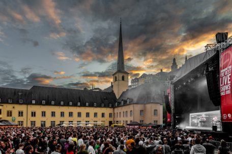 Immer wieder bespielt „den Atelier“ auch besondere Orte im Land: Air im Innenhof der Abtei Neumünster