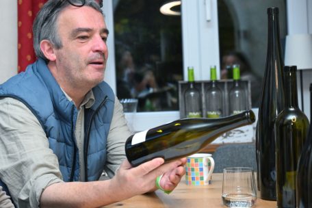 Kundenmanager André Wagner von der Firma Mathis Prost zeigt uns Musterflaschen