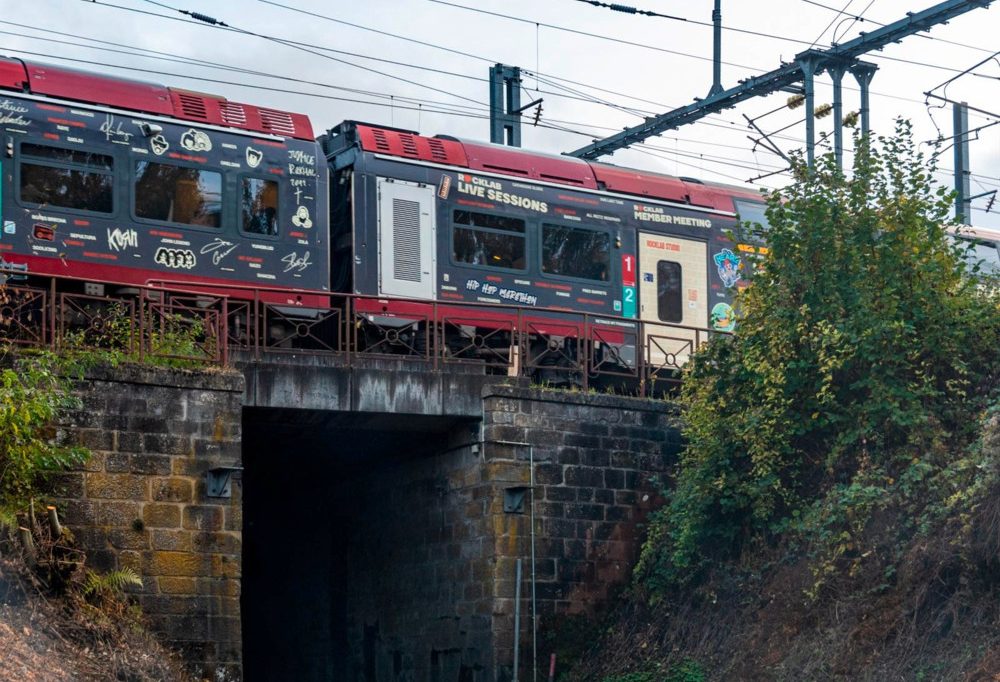 Zugverkehr / Nach Brückenvorfall am Dienstag: Lieferwagen soll Unfall verursacht haben