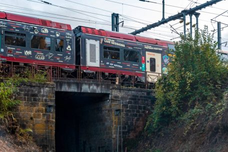 Zugverkehr / Nach Brückenvorfall am Dienstag: Lieferwagen soll Unfall verursacht haben
