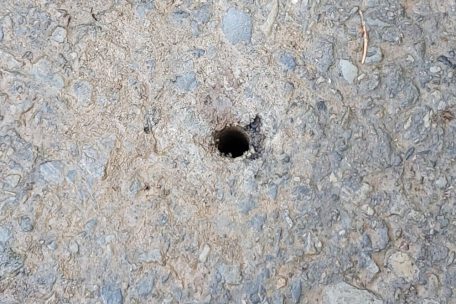 Schrauben im Asphalt / Unbekannte sabotieren Straße bei Weiswampach – Polizei sucht nach Zeugen