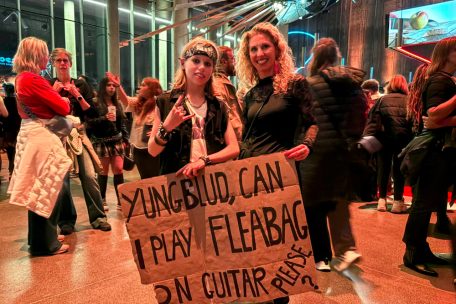 Durfte vor seiner Mutter mit Yungblud performen: der 13-Jährige Maxim (l.)