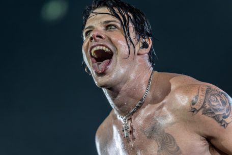 Yungblud fordert das Publikum auf, die Zunge zu zeigen – und macht vor, wie das geht