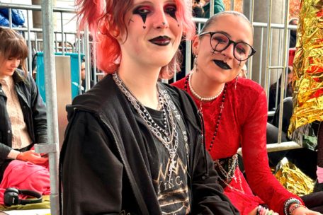 Eingefleischte Yungblud-Fans: Robin (l.) und Emely (r.)