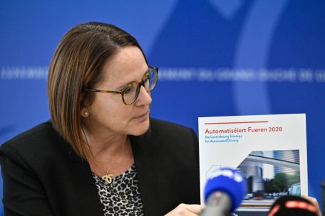 Ambitioniert: Mobilitätsministerin Backes stellt zusammen mit Wirtschaftsminister Delles die Strategie für autonomes Fahren vor