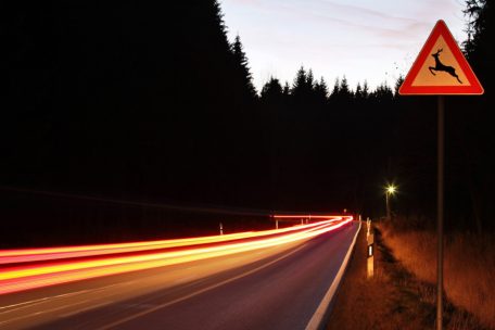Risiken durch Zeitumstellung / Mit diesen Verkehrstipps starten Sie sicher in die dunkle Jahreszeit