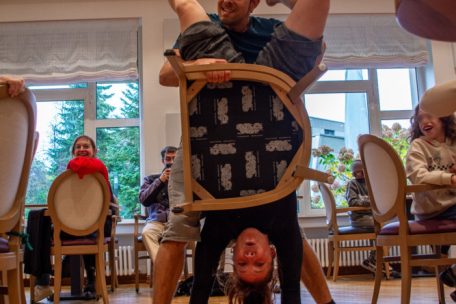 L’équipe se sert de ce qu’elle trouve – par exemple d’une chaise du restaurant