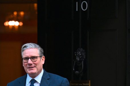 Großbritannien / Dem britischen Premier Starmer setzen Wahlvolk und Parteigenossen zu