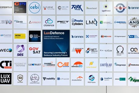 Die Wand von Wilmes’ Büro schmücken magnetische Tafeln mit allen beteiligten Unternehmen – selbst gedruckt vom Präsidenten