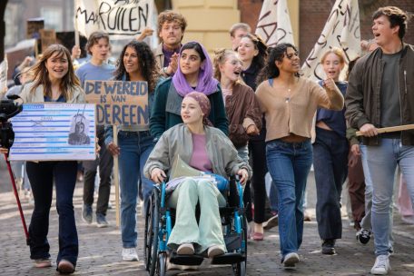 In „Lief fir mech“ vereinen Arianne (sitzend, Mitte) und Zahra (stehend, Mitte) eine tiefe Freundschaft und bedrückende Schicksale