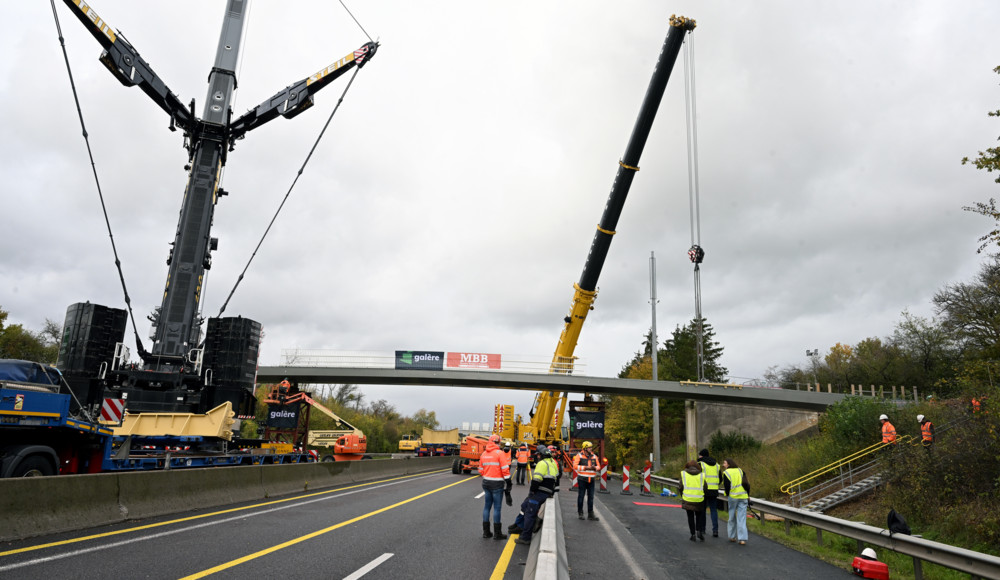 Bettemburg / Zwei Kräne und eine geschlossene Autobahn: Neue Fußgängerbrücke installiert
