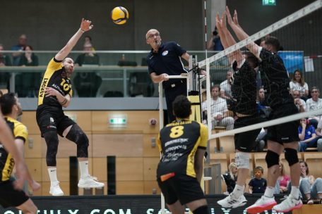 Volleyball / Meister Strassen behält im spannenden Spitzenspiel den längeren Atem