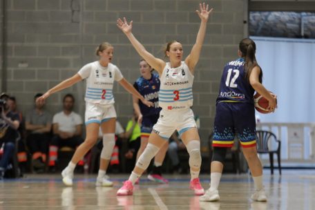 Auslands-Basketball / Anne Simon siegt gegen ihren ehemaligen Klub, Saarlouis behält weiße Weste